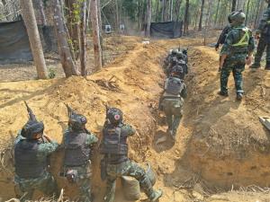 “เสธ.ทบ.” ลงพื้นที่ผามออีแดง ตรวจภูมิประเทศ สถาปนาเสริมความมั่นคงชายแดนพระวิหารอา