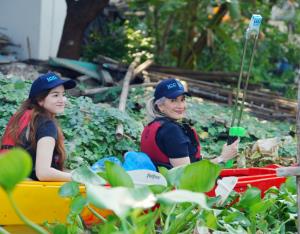 บมจ.ไอ.ซี.ซี. อินเตอร์เนชั่นแนล นำทีมพนักงานกว่า 30 คน ร่วมพายเรือคายัคเก็บขยะทางน้ำ