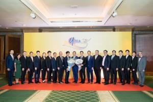 องคมนตรีร่วมงานรับมอบตำแหน่งคณะกรรมการสมัยที่ 13 พร้อมฉลองครบรอบ 25 ปี ส.ธุรกิจไทยรุ่นใหม่