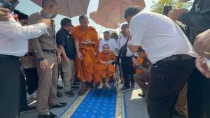 "หลวงปู่ศิลา" เจิมศิลาฤกษ์สร้างศูนย์สืบสวน สน.บางบอน คอหวยส่องทะเบียนรถ