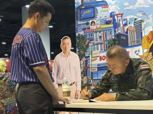 ‘พล.อ.บุญสิน’ เปิดตัวหนังสือ “ชีวิตที่ไม่คิดเสียใจ” สะท้อนบทเรียนชีวิตราชการแฟนคลับแห่ร่วมงานแน่น ต่อคิวขอลายเซ็นยาวในงานสัปดาห์หนังสือฯ
