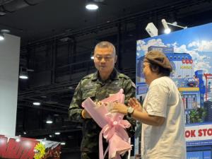 ‘พล.อ.บุญสิน’ เปิดตัวหนังสือ “ชีวิตที่ไม่คิดเสียใจ” สะท้อนบทเรียนชีวิตราชการแฟนคลับแห่ร่วมงานแน่น ต่อคิวขอลายเซ็นยาวในงานสัปดาห์หนังสือฯ