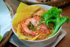 (ชมคลิป) 12 ปี “ผัดไทยภูเขาไฟ” จากผัดไทยบ้านๆ บุรีรัมย์ มัดใจคนเมืองหลวง ขึ้นแท่นยอดนิยมฟู้ดเดลิเวอรี่ ตัวแทนผัดไทยเปิดโรงงานปท.จีน