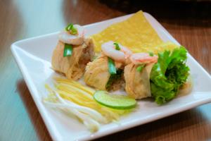 (ชมคลิป) 12 ปี “ผัดไทยภูเขาไฟ” จากผัดไทยบ้านๆ บุรีรัมย์ มัดใจคนเมืองหลวง ขึ้นแท่นยอดนิยมฟู้ดเดลิเวอรี่ ตัวแทนผัดไทยเปิดโรงงานปท.จีน