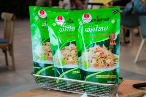 (ชมคลิป) 12 ปี “ผัดไทยภูเขาไฟ” จากผัดไทยบ้านๆ บุรีรัมย์ มัดใจคนเมืองหลวง ขึ้นแท่นยอดนิยมฟู้ดเดลิเวอรี่ ตัวแทนผัดไทยเปิดโรงงานปท.จีน