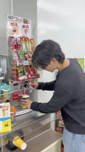 อินฟลูดังชาวญี่ปุ่น รีวิวเติมน้ำร้อนก่อนซื้อบะหมี่ในเซเว่นไทย ยกให้คนไทยมารยาทดี และเซเว่นไทยคือที่สุด