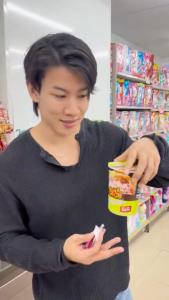 อินฟลูดังชาวญี่ปุ่น รีวิวเติมน้ำร้อนก่อนซื้อบะหมี่ในเซเว่นไทย ยกให้คนไทยมารยาทดี และเซเว่นไทยคือที่สุด