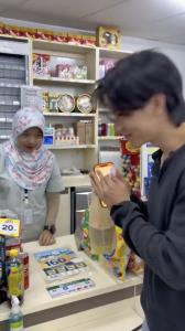 อินฟลูดังชาวญี่ปุ่น รีวิวเติมน้ำร้อนก่อนซื้อบะหมี่ในเซเว่นไทย ยกให้คนไทยมารยาทดี และเซเว่นไทยคือที่สุด