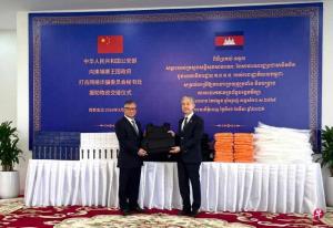 ภาพวันที่ 16 มี.ค. 2026 วังเหวินปิน (ขวา) เอกอัครราชทูตจีนประจำกัมพูชาเป็นประธานในพิธีส่งมอบความช่วยเหลือชุดเครื่องมืออุปกรณ์สำหรับใช้ในปฏิบัติการตำรวจของกระทรวงความมั่นคงสาธารณะจีน ให้กับกัมพูชา โดยผู้รับมอบฯคือ นาย ไชย สินะฤทธิ์ (Chhay Sinarith) รัฐมนตรีอาวุโสและหัวหน้าสำนักเลขาธิการปราบปราบแกมเมอร์ออนไลน์แห่งกัมพูชา (แฟ้มภาพซินหัว) 