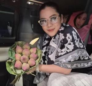 เทรนด์หอบดอกบัวโพสท่ามาแรง!? เซเลบไม่พลาดจัดช่อใหญ่ไปเช็กอิน