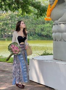 เทรนด์หอบดอกบัวโพสท่ามาแรง!? เซเลบไม่พลาดจัดช่อใหญ่ไปเช็กอิน