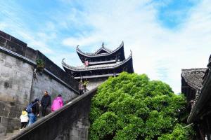 ชมวิวไม้ใหญ่ใบเขียวแต้มสีสัน 'เมืองโบราณล่างจง' ในเสฉวน