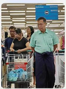 พล.อ.อาวโส โซวิน ในชุดพลเรือน กำลังเดินเลือกดูสินค้าในห้างสรรพสินค้าแห่งหนึ่งที่กรุงเนปิดอว์
