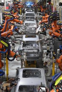 ปริมาณการผลิตรถยนต์พลังงานใหม่ของจีนครองแท่นอันดับ 1 มาตลอด 10 ปี (แฟ้มภาพ ซินหัว)