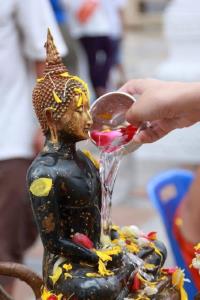 ศรัทธาหลั่งไหล! 13 เม.ย. 69 เชิญพุทธศาสนิกชนร่วม ‘ปิดทองเปลี่ยนจีวรสรีระหลวงพ่อสิงห์’ วัดไผ่เหลือ ซ.กันตนา บางใหญ่ นนทบุรี สืบสานบุญใหญ่วันสงกรานต์ น้อมถวายสังฆบูชา–อาจาริยบูชา