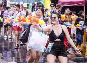 ปักหมุด 5 แลนด์มาร์ก สงกรานต์กรุงเทพ สนุกครบทุกสไตล์ เปียกให้สุดทั้งเมือง