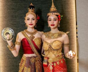 สวยสะกดใจ! รวมคนดังที่เคยแปลงโฉมเป็นนางสงกรานต์