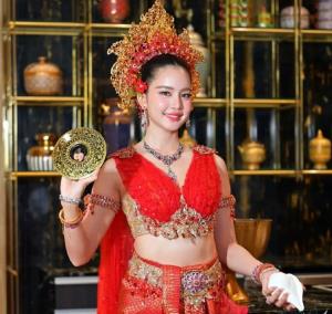 สวยสะกดใจ! รวมคนดังที่เคยแปลงโฉมเป็นนางสงกรานต์