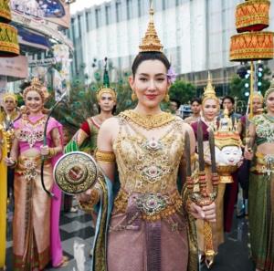 สวยสะกดใจ! รวมคนดังที่เคยแปลงโฉมเป็นนางสงกรานต์