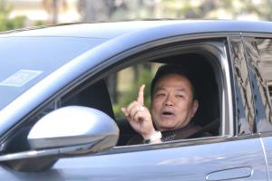"อนุทิน" ปิดวาจา เดินจ้ำอ้าวขึ้นรถ เมินตอบปม 2 โรงกลั่นไม่ให้ความร่วมมือลดค่าการกลั่น