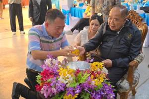 ลุงป้อมเปิดมูลนิธิป่ารอยต่อฯ เพื่อน ตท.6 - อดีตผู้นำเหล่าทัพ-คนใกล้ชิดร่วมรดน้ำฯ รับพร