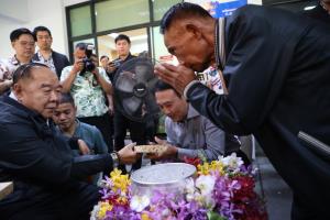ลุงป้อมเปิดมูลนิธิป่ารอยต่อฯ เพื่อน ตท.6 - อดีตผู้นำเหล่าทัพ-คนใกล้ชิดร่วมรดน้ำฯ รับพร