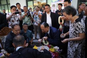 ลุงป้อมเปิดมูลนิธิป่ารอยต่อฯ เพื่อน ตท.6 - อดีตผู้นำเหล่าทัพ-คนใกล้ชิดร่วมรดน้ำฯ รับพร