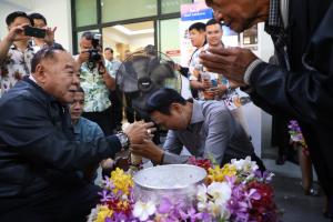 ลุงป้อมเปิดมูลนิธิป่ารอยต่อฯ เพื่อน ตท.6 - อดีตผู้นำเหล่าทัพ-คนใกล้ชิดร่วมรดน้ำฯ รับพร