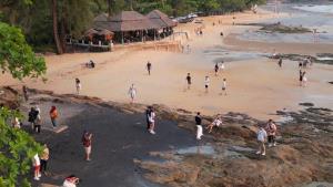 หาดนางทอง อันซีนพังงา หาดทรายสีดำพบไม่กี่แห่งในโลก (ภาพ : อโนทัย งานดี) 