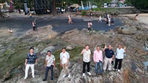 หาดนางทอง อันซีนพังงา หาดทรายสีดำพบไม่กี่แห่งในโลก (ภาพ : อโนทัย งานดี) 