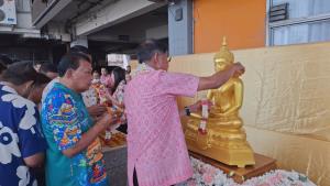 ชาวบ้านพร้อมข้าราชการร่วมรดน้ำ “นายกแจ๊ส” รับเทศกาลสงกรานต์ เตือนประชาชนระวัง ฮีทสโตรก