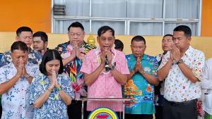 ชาวบ้านพร้อมข้าราชการร่วมรดน้ำ “นายกแจ๊ส” รับเทศกาลสงกรานต์ เตือนประชาชนระวัง ฮีทสโตรก