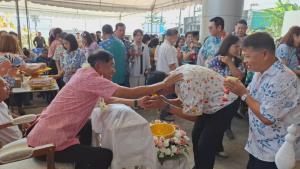 ชาวบ้านพร้อมข้าราชการร่วมรดน้ำ “นายกแจ๊ส” รับเทศกาลสงกรานต์ เตือนประชาชนระวัง ฮีทสโตรก