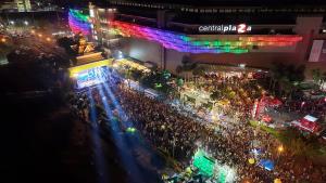 (คลิป)“คลื่นมนุษย์ถนนข้าวเหนียว”ปีนี้กร่อย แม้มีนักท่องเที่ยวหนาแน่น แต่ร่วมเล่นคลื่นมนุษย์น้อย