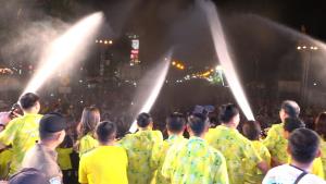 (คลิป)“คลื่นมนุษย์ถนนข้าวเหนียว”ปีนี้กร่อย แม้มีนักท่องเที่ยวหนาแน่น แต่ร่วมเล่นคลื่นมนุษย์น้อย
