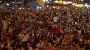 (คลิป)“คลื่นมนุษย์ถนนข้าวเหนียว”ปีนี้กร่อย แม้มีนักท่องเที่ยวหนาแน่น แต่ร่วมเล่นคลื่นมนุษย์น้อย