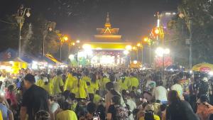 (คลิป)“คลื่นมนุษย์ถนนข้าวเหนียว”ปีนี้กร่อย แม้มีนักท่องเที่ยวหนาแน่น แต่ร่วมเล่นคลื่นมนุษย์น้อย
