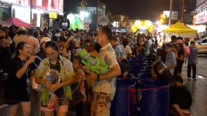 (คลิป)“คลื่นมนุษย์ถนนข้าวเหนียว”ปีนี้กร่อย แม้มีนักท่องเที่ยวหนาแน่น แต่ร่วมเล่นคลื่นมนุษย์น้อย