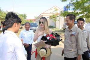 แองเจลินา โจลี ระหว่างเดินทางเยี่ยมเมืองพระตะบอง กัมพูชา เพื่อสำรวจแนวทางฟื้นฟูสถานีสำคัญทางวัฒนธรรมเก่าแก่ของท้องถิ่น ภาพวันที่ 2 เม.ย. 2026 