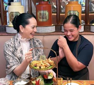 เซเลบตระเวนชิม “ข้าวแช่” อิ่มใจคลายร้อนแบบชาววัง