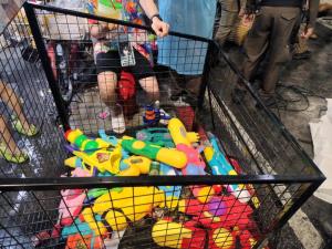 กทม. เผยยอดขยะสงกรานต์วันที่ 13 เม.ย. รวม 86.32 ตัน รุกแคมเปญชวนชาวสาดเปลี่ยนปืนฉีดน้ำเก่าเป็น "น้ำมันแนฟทา" ลดขยะพลาสติก