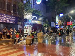 กทม. เผยยอดขยะสงกรานต์วันที่ 13 เม.ย. รวม 86.32 ตัน รุกแคมเปญชวนชาวสาดเปลี่ยนปืนฉีดน้ำเก่าเป็น "น้ำมันแนฟทา" ลดขยะพลาสติก