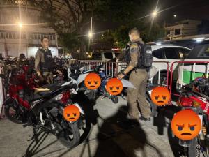 ตร.ลาดพร้าวเข้มงวด ยึดรถจยย.โจ๋แต่งซิ่ง ดัดแปลงท่อไอเสีย ก่อความรำคาญ บนถนนซอยลาดพร้าว 101 ขณะเล่นสาดน้ำสงกรานต์