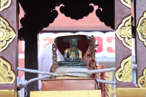 พระแก้วดอนเต้า พระพุทธรูปคู่บ้านคู่เมืองลำปาง (ภาพจาก : เพจ เทศบาลนครลำปาง เว็บเพจ)