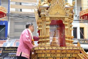 ทุก ๆ ปี จังหวัดลำปางจะมีการอัญเชิญพระแก้วดอนเต้าให้ประชาชนสรงน้ำในช่วงสงกรานต์ (ภาพจาก : เพจ เทศบาลนครลำปาง เว็บเพจ) 