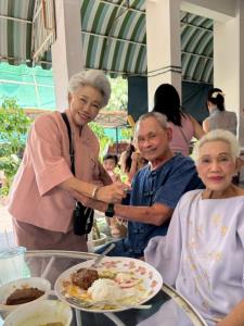อบอุ่นกับตระกูลกิตติขจร "เพ็ญสุภา คชเสนี" ร่วมทำบุญในวันครอบครัว
