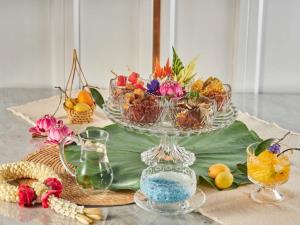 ใส่ชุดไทย-พับดอกบัว สัมผัสประสบการณ์ข้าวแช่แนวใหม่ ที่ “โรงแรม ดิ แอทธินี โฮเทล แบงค็อก”