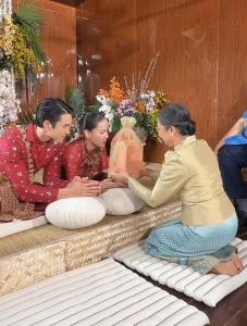 “แม่แก้ว” เปิดถุงของขวัญต้อนรับลูกสะใภ้ “ญาญ่า” ที่เตรียมไว้เป็น 10 ปี ดีใจหลายได้เป็นแม่ย่าแล้ว