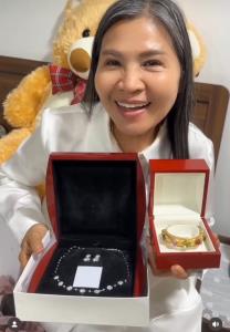 “แม่แก้ว” เปิดถุงของขวัญต้อนรับลูกสะใภ้ “ญาญ่า” ที่เตรียมไว้เป็น 10 ปี ดีใจหลายได้เป็นแม่ย่าแล้ว