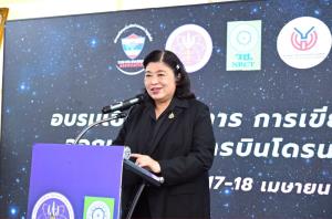 วช. และสมาคมกีฬาเครื่องบินจำลองและวิทยุบังคับ มอบประกาศนียบัตรแก่เยาวชนที่ผ่านการอบรมการออกแบบแผนโดรนแปรอักษร